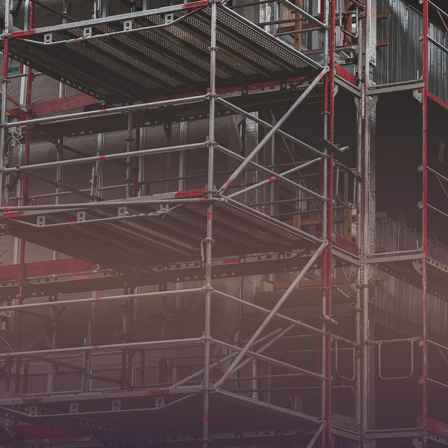 Statybvietėje sumontuoti metaliniai pastoliai, pritaikyti darbams aukštyje.